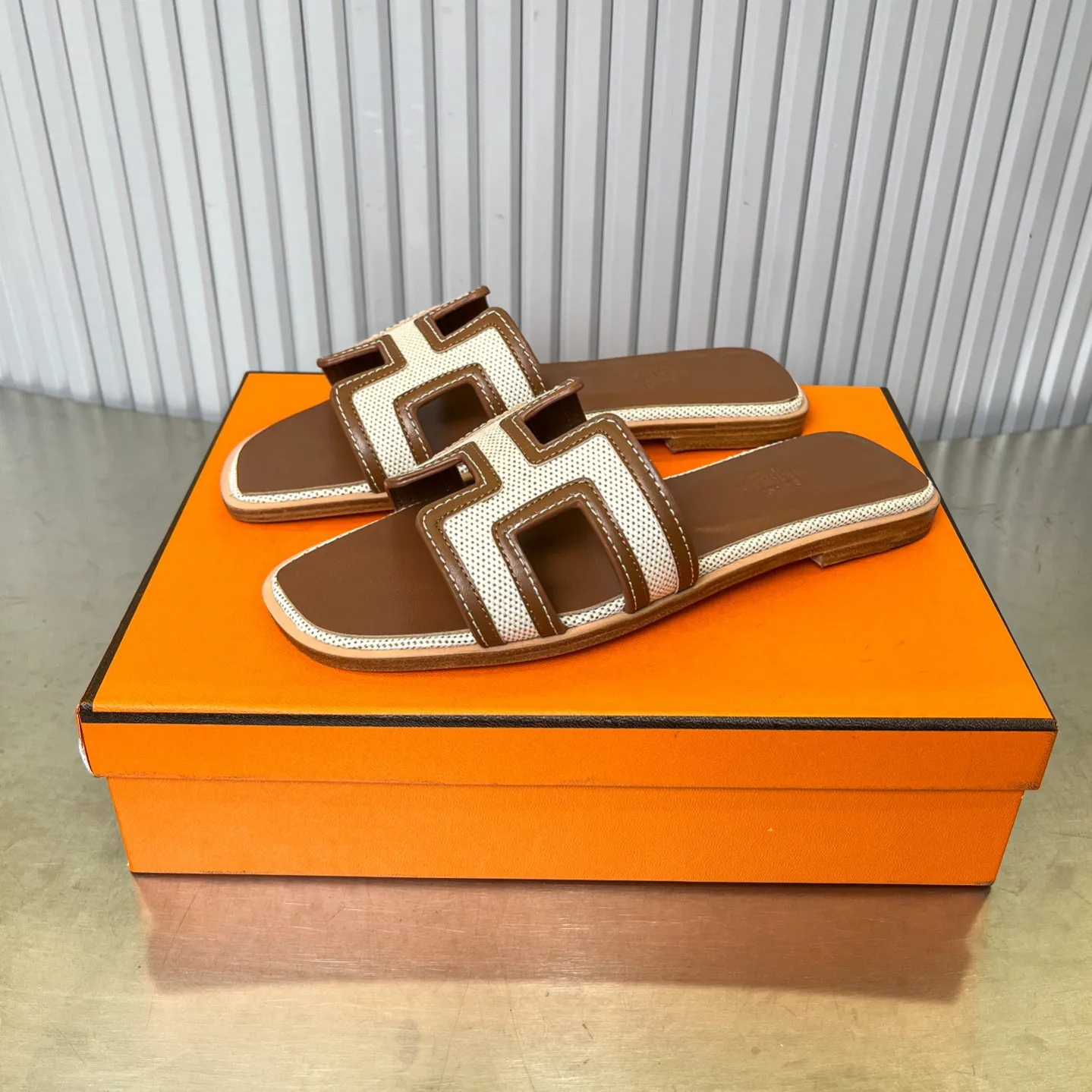 👟👟Ex-factory price 480👟👟 New style in early spring, splicing technology, new revision (Hermès), upgraded packaging, upgraded version and workmanship materials. Hermes®🔴The highest version of handmade shoes on the market ✨✨ Top product Hermès slippers🐎 —————————— The new model in early spring is the same as the original version, handmade by masters! ❥High-end customization, exclusive products, the highest version in the industry⚠❥Using: Hermers upper: Italian imported cowhide + original custom-grade Australian sheepskin feet + genuine leather outsole (pursuing top walking comfort) ✨~~〰〰〰〰❥ Packaging: ✔🚦Pay attention to the packaging➰Top-level exclusive box 〰The original top quality is on sale━━━━Hermes━━━━━ size: 35-40 (34.41.42 custom-made, non-refundable)